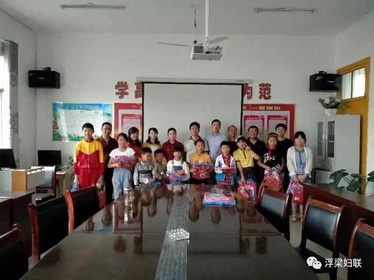 浮梁县妇联多形式开展庆“六一” 及慰问关爱活动