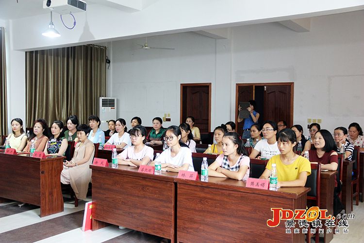 景德镇妇联、女企协举办资助女大学生仪式