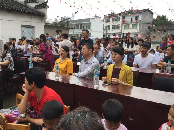 “情系贫困儿童·携手快乐成长”市妇联开展“六一”慰问活动