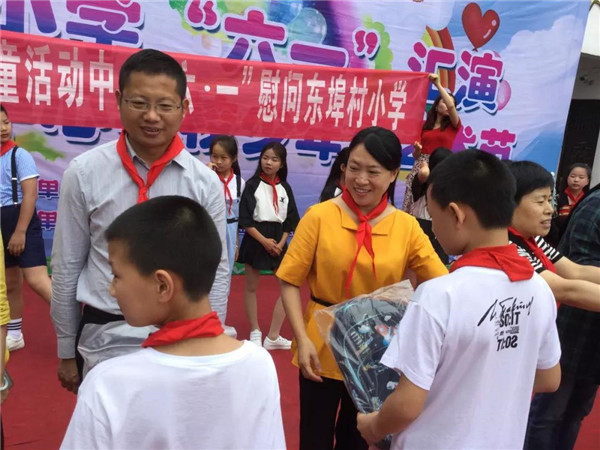 “情系贫困儿童·携手快乐成长”市妇联开展“六一”慰问活动