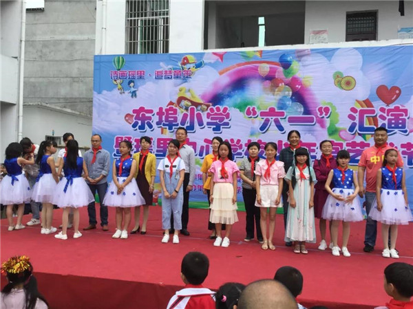 “情系贫困儿童·携手快乐成长”市妇联开展“六一”慰问活动