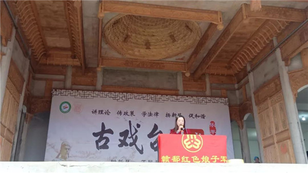 古戏台开坛宣讲，反家暴送法下乡——市妇联开展“国际反家庭暴力日”活动