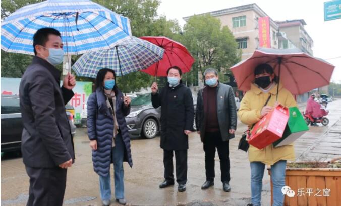 景德镇市妇联领导走访慰问乐平市支援新余医护人员家属