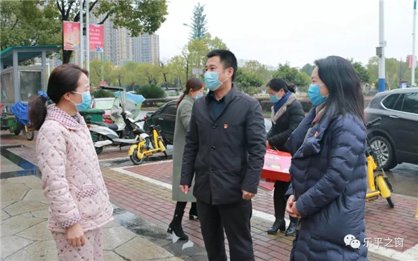 景德镇市妇联领导走访慰问乐平市支援新余医护人员家属