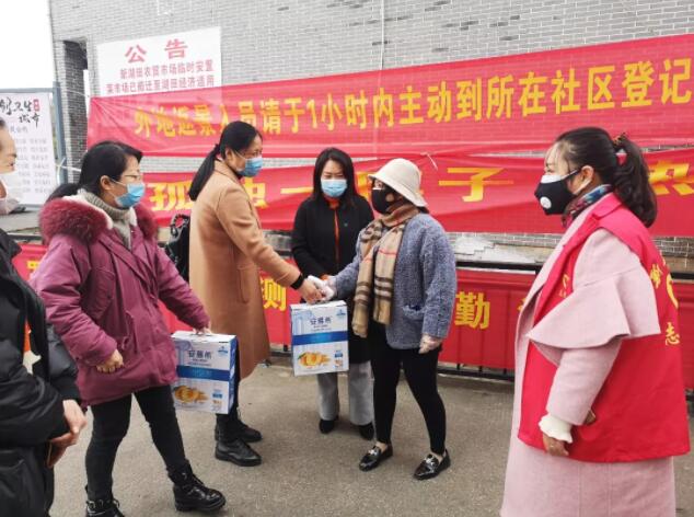 市妇联领导看望、慰问在社区一线坚守岗位的妇联干部