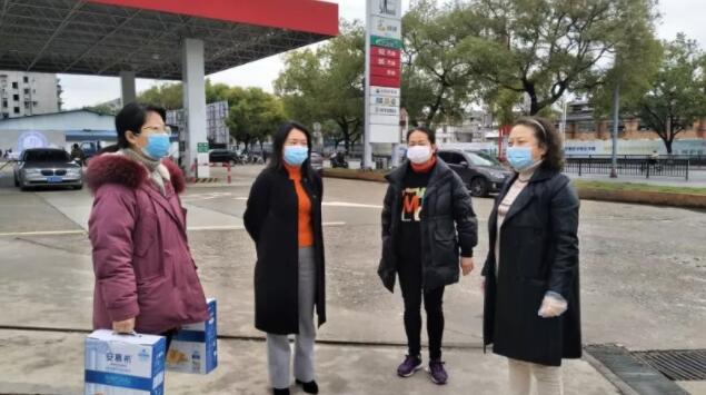 市妇联领导看望、慰问在社区一线坚守岗位的妇联干部
