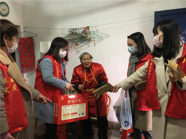 同心抗疫学雷锋，妇联关爱在行动