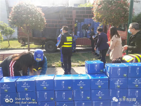 情牵“娘家”心丨乐平市妇联送千箱树上水椰子水给“疫”情一线工作者