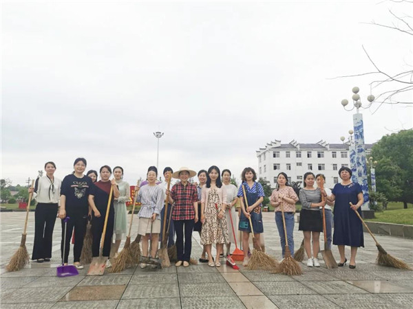 浮梁县鹅湖镇妇联开展“美丽家园”巾帼志愿服务活动