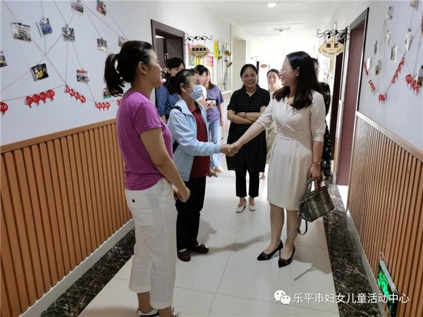 景德镇市妇联党组成员潘琪一行到乐平市妇女儿童活动中心调研指导工作