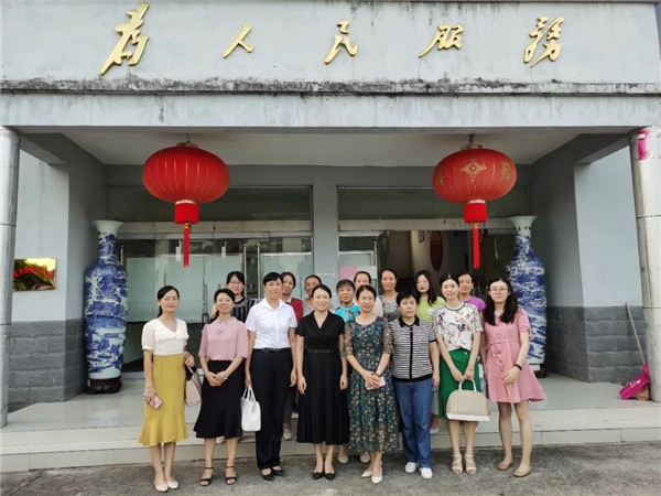 市妇联深入基层，助力巾帼脱贫行动