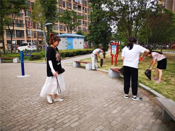 珠山区景东安厦社区开展“烟头革命”志愿服务活动