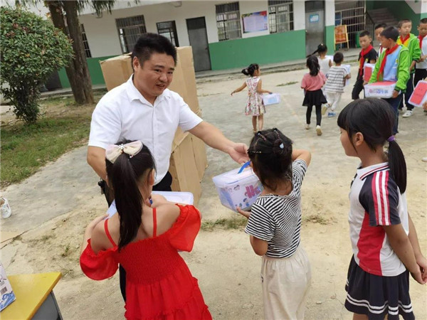 浮梁县妇联举行“HELLO”小孩爱心套餐发放仪式