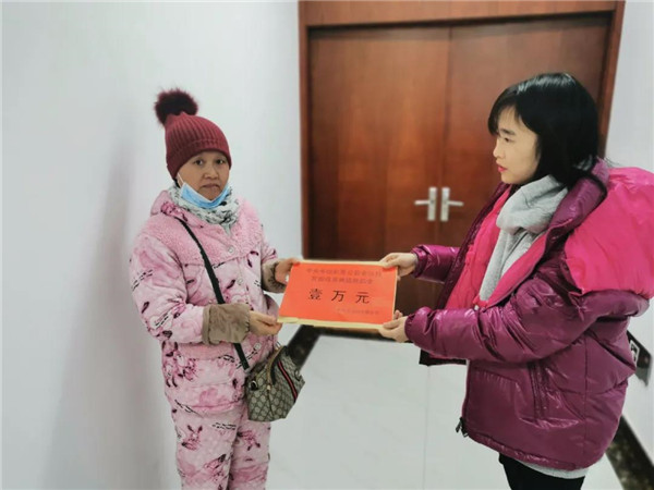 珠山区：这位贫困“两癌”母亲收到了来自“娘家人”的寒冬“礼包”！