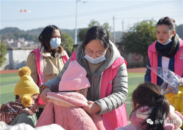 乐平市妇联开展“把爱带回家”儿童关爱服务系列活动