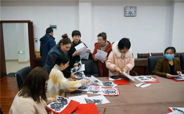 市妇联开展艺术剪纸活动