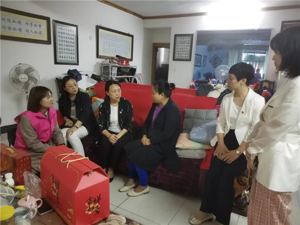 我为妇女群众办实事：市妇联开展关爱困难妇女暨普法维权志愿服务活动