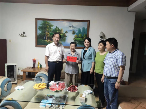 市妇联、市委老干局走访慰问女老红军、老红军遗孀及优秀女党员