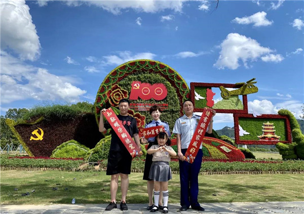 “颂党恩 传家风”红色全家福 | 任娟家庭：读书识礼家风好，知耻明荣胸臆宽