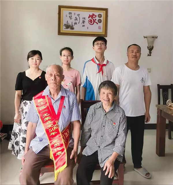 “颂党恩 传家风”红色全家福 | 童志云家庭：弘扬荷塘农垦精神，永葆农垦人本色