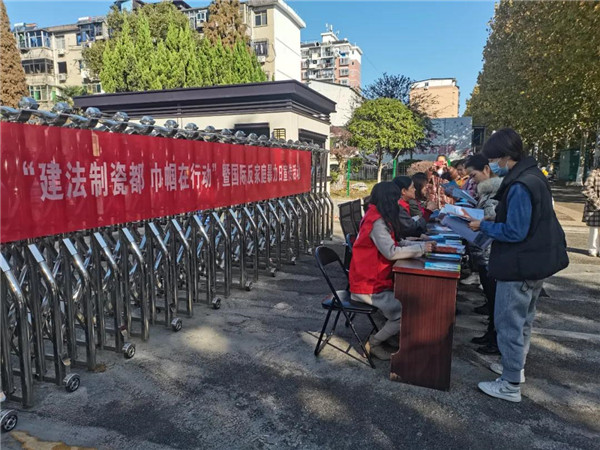 “建法治瓷都，巾帼在行动” 国际反家暴日宣传活动走进珠山区竟成镇