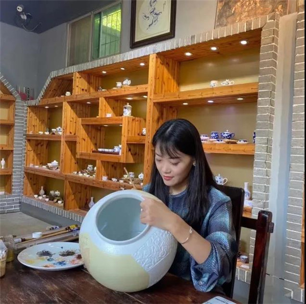 忙碌于工作，安然于家庭——记江西省青年陶瓷艺术大师孙德娜