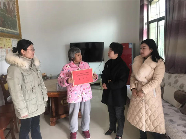 浮梁县妇联发放困难妇女 “两癌”救助金