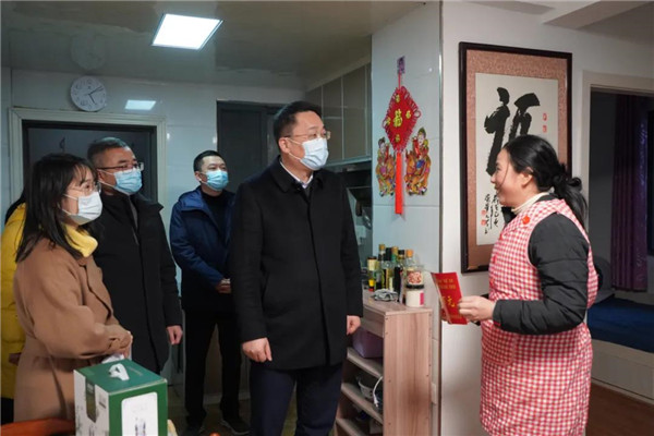珠山区委书记高翔走访慰问困难家庭“两癌”妇女