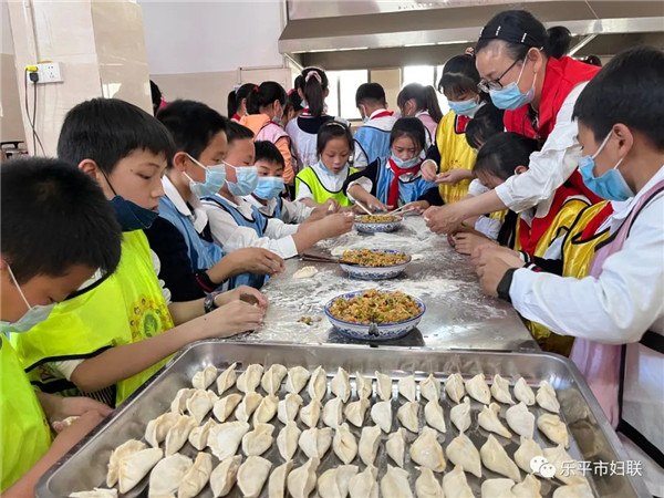 乐平市妇联开展“争做新时代好少年，饺香四溢送‘疫’线”---大手牵小手志愿服务活动