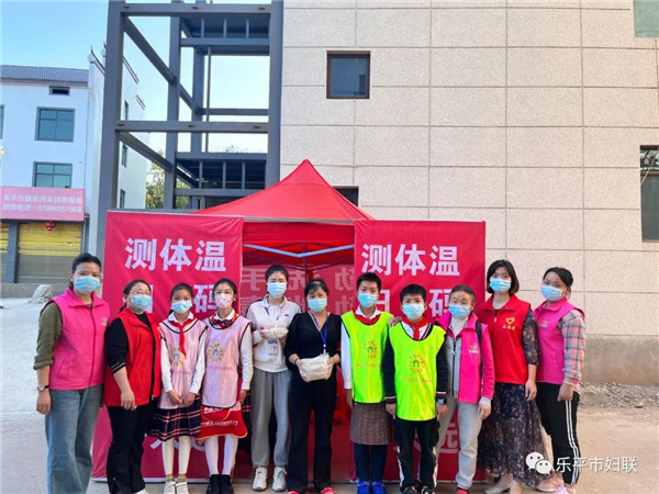 乐平市妇联开展“争做新时代好少年，饺香四溢送‘疫’线”---大手牵小手志愿服务活动