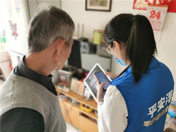 浮梁县妇联开展“国家反诈中心”APP入户推广宣传活动