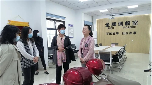 市妇联党组书记、主席郑伟秀一行深入马鞍山社区调研