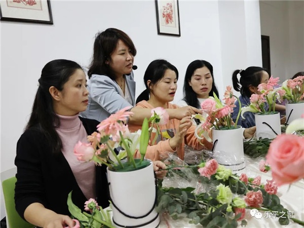 乐平妇联组织开展母亲节插花沙龙活动