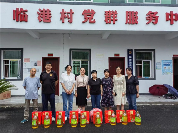 景德镇市妇联深入挂点村开展“送温暖 防返贫 助振兴”端午节慰问活动