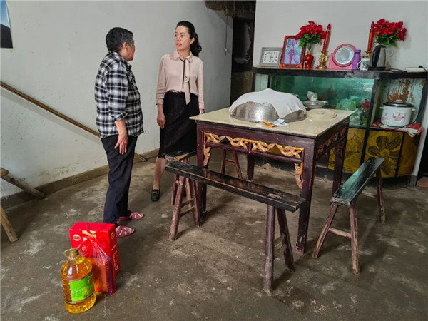 景德镇市妇联深入挂点村开展“送温暖 防返贫 助振兴”端午节慰问活动