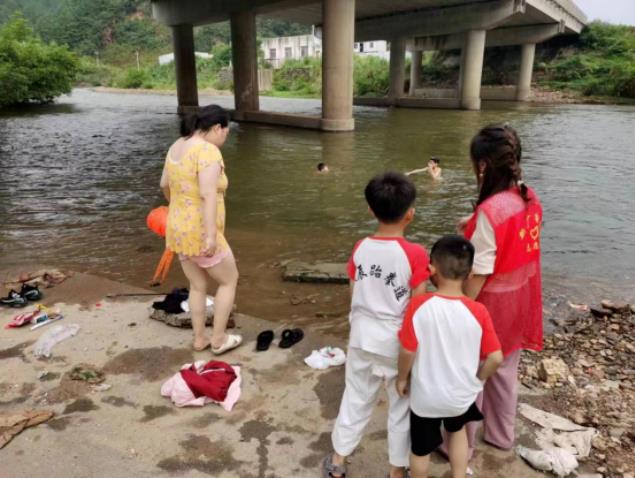 宣传+宣讲，珠山巾帼志愿者撑起防溺水“安全伞”
