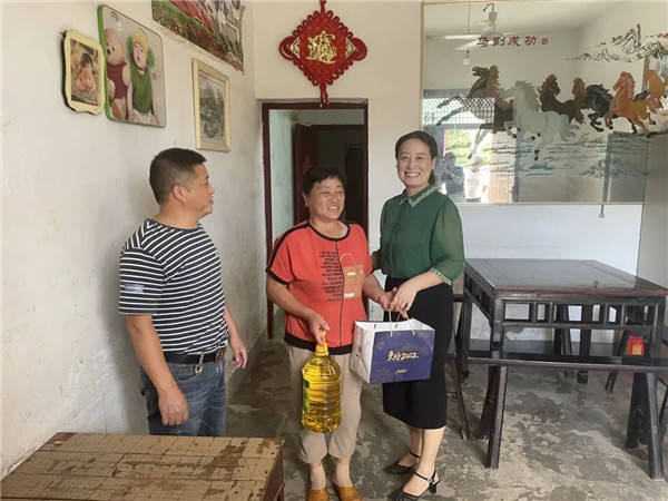 浮梁县妇联情暖中秋走访慰问活动
