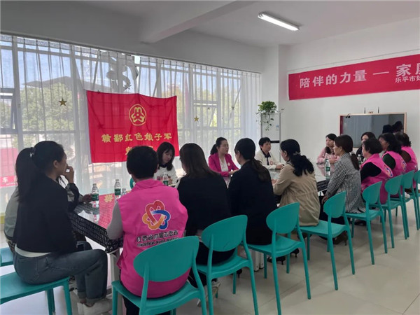 景德镇市妇联主席郑伟秀赴乐平调研并宣讲党的二十大精神
