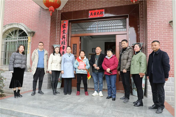 礼遇最美家庭 引领社会风尚——市妇联走访慰问2021年度景德镇市“最美家庭”