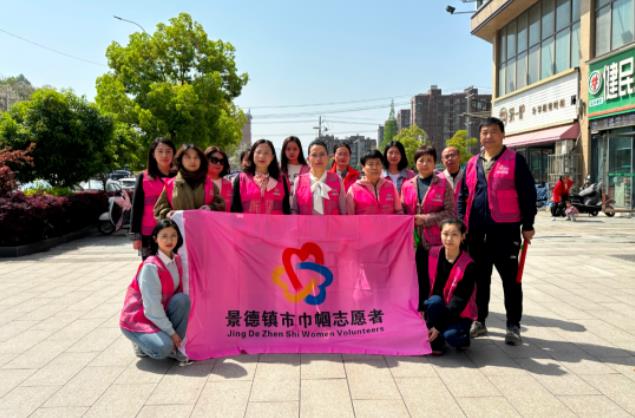 市妇联开展城乡环境卫生集中整治活动