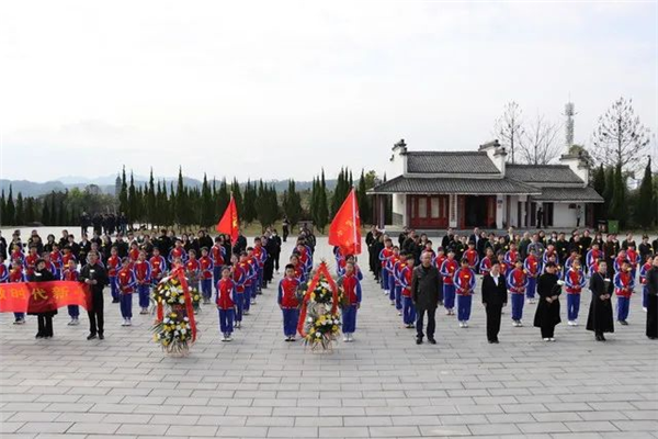 缅怀英烈，矢志传承，“浮红飘乡”志愿者携浮梁县三小学生祭扫革命烈士陵园