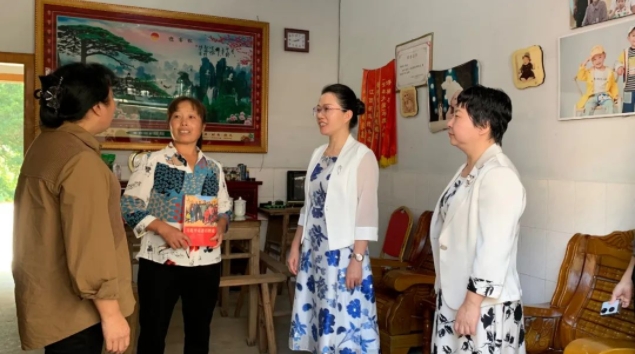 市妇联主席郑伟秀赴浮梁县开展农村妇女思想政治引领专题调研