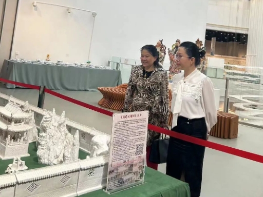 市妇联党组书记、主席郑伟秀携市女企协会一行调研江西友邦文化产业有限公司