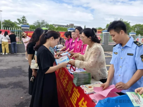 市妇联举办巾帼普法走基层—法润赣农进乡村暨民法典宣传月活动